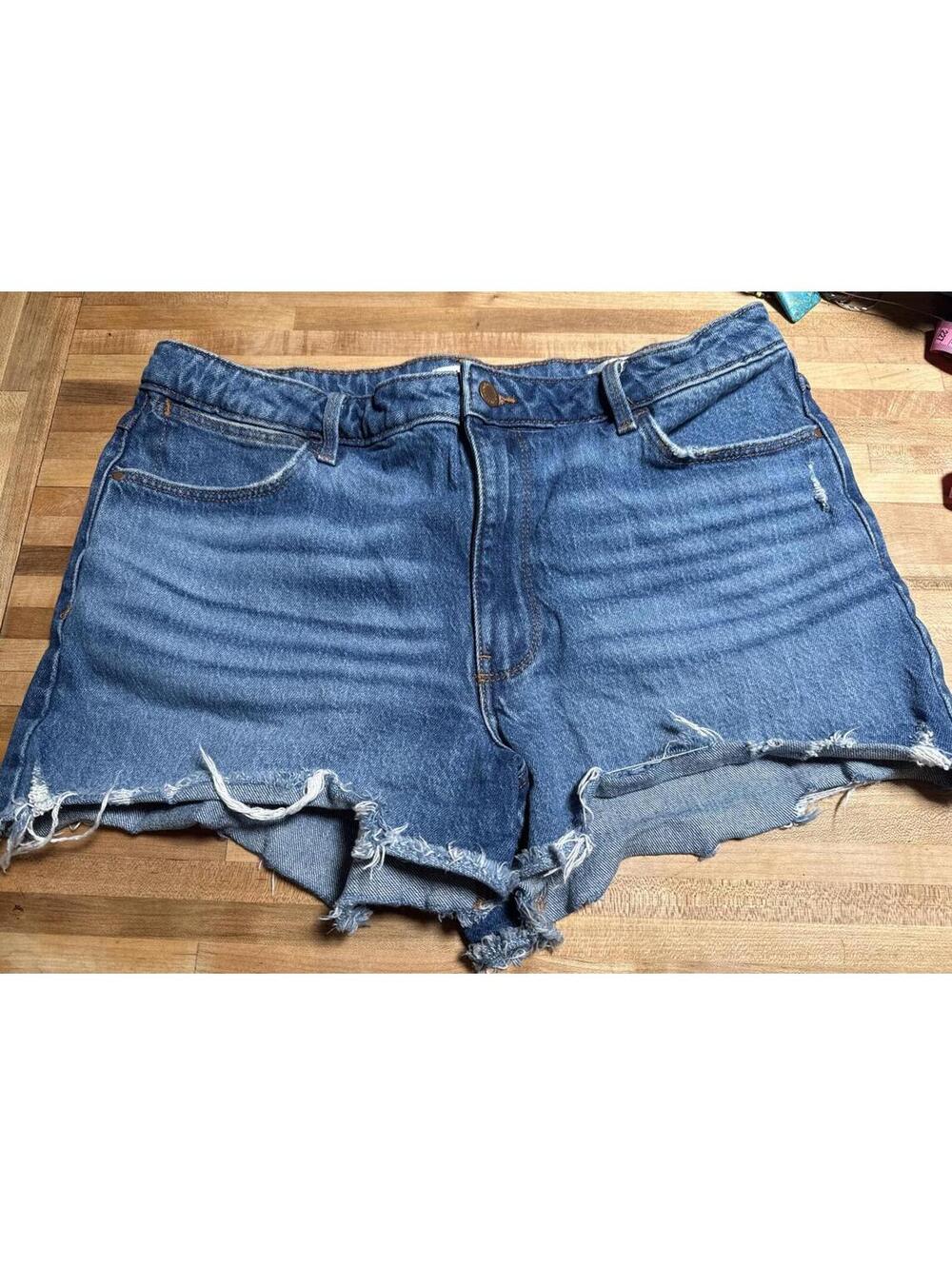 Wrangler shorts size 31 avg